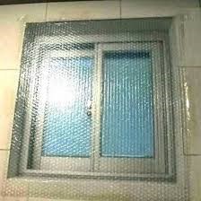 استفاده از نایلون حباب‌دار در پنجره های ساختمان و جلوگیری از ورود سرما